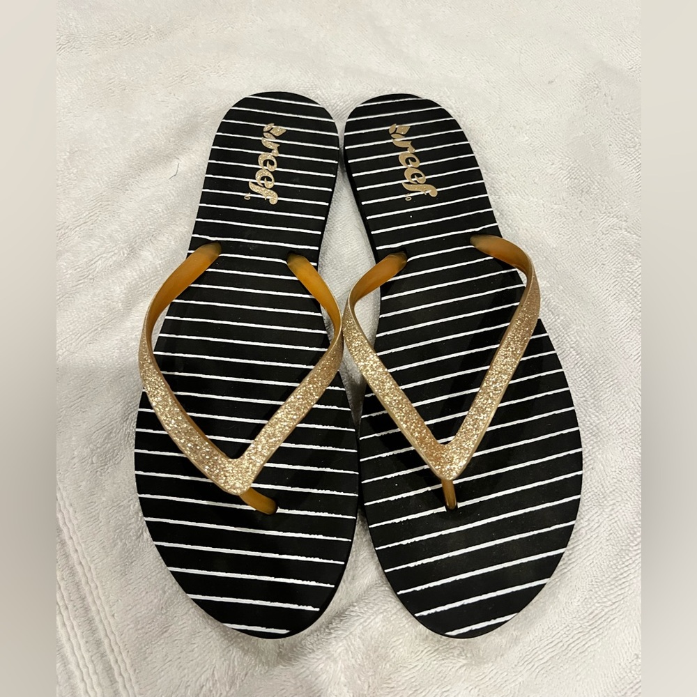 Never worn reef flip flops